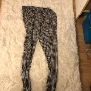 Vita och svarat rutiga mys byxor - Svarta och vita rutor väldigt stora och stretshiga mysbyxor 