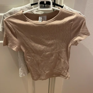 2-pack kroppade tröjor - bra skick, använt 1 gång innan, båda ingår,2-pack