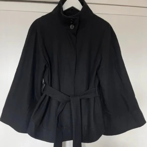 Kappa  - Jätte fin trendig och kort kappa💕I perfekt skick och sitter Såå fint💞