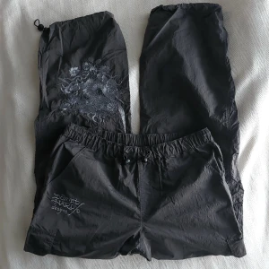 Ed Hardy Byxor  - Ed Hardy byxor från Urban Outfitters 🫶 Bara använt 1 gång, superfint skick. Fråga gärna för fler bilder 🖤