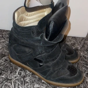 Söker isabel marant - Söker någon som vill byta ett par svarta isabel marant skor strl 40 mot 39. Dessa är lite för stora för mig som har 39 så om du skulle vilja byta 39 med 40 hör av dig! Dom är i jätte bra skick.
