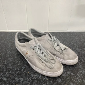 Polo Ralph Lauren skor - Gråa Polo Ralph Lauren skor i storlek 45. Väldigt fint skick, inga skador. Köpta för 1299 kr, säljs för ett väldigt bra pris då jag inte använder dom längre och vill ha en snabb affär. Tveka inte att höra av dig om du har frågor!