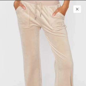 Juciy byxor beige  - Oanvända juicy byxor i beige i storlek xs. Ordinarie pris 1200kr.  Priset är inklusive frakt .
