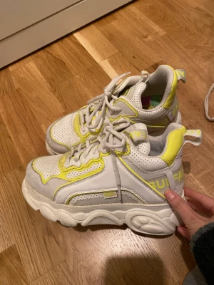 Buffalo skor - Vita  buffaloskor med guladetaljer🥰 använd ett par gånger, finns täcken på använd se bild 3! Men annars som nya🫶🏼  Priset kan diskuteras:)