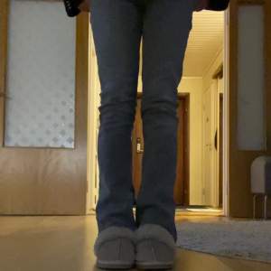 Jätte söta bootcut jeans ifrån Gina Young. Använder tyvärr inte lika mycke längre, perfekt i längd för mig som är 161 ca💗hör av er vid frågor!!!💗💗passar mig bra som oftast har Xs/34 i byxor💗💗