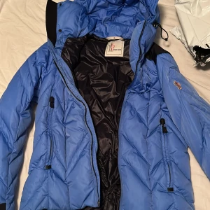 Moncler jacka  - Moncler grenoble blå vinterjacka storlek L/4, 8/10 skick knappt använd. ÄKTA