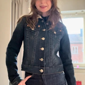 True religion fodrad vårjacka  - Säljer denna supersnygga jacka från true religion. Är i storlek s men passar mer som en xs enligt mig :)) 
