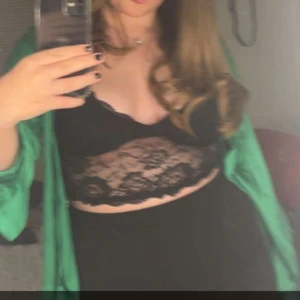 En svart topp/bh - En svart mönstrig topp/bh. Bh kuppa oklart. Knappt använd, är i bra skick🩷