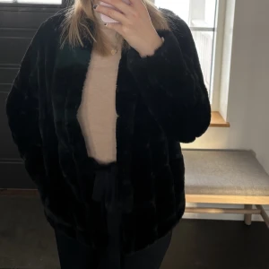 Svart jacka i fuskpäls, storlek small. - Fin och mysig jacka i fuskpäls som är köpt på MQ. Är i fint skick. 