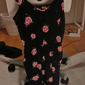 Snygg shorts-dress 🌹🌸💗💘 - Super snygg shorts-dress från H&m (divided). Stl 32, har justerbara band.    Använd fåtal ggr och säljer den för 150 kr.🥰