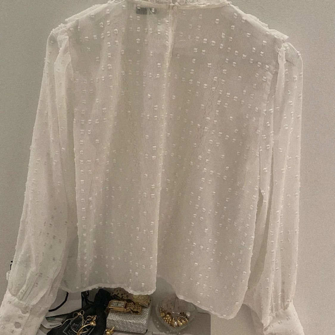 Blus med volanger  - 90