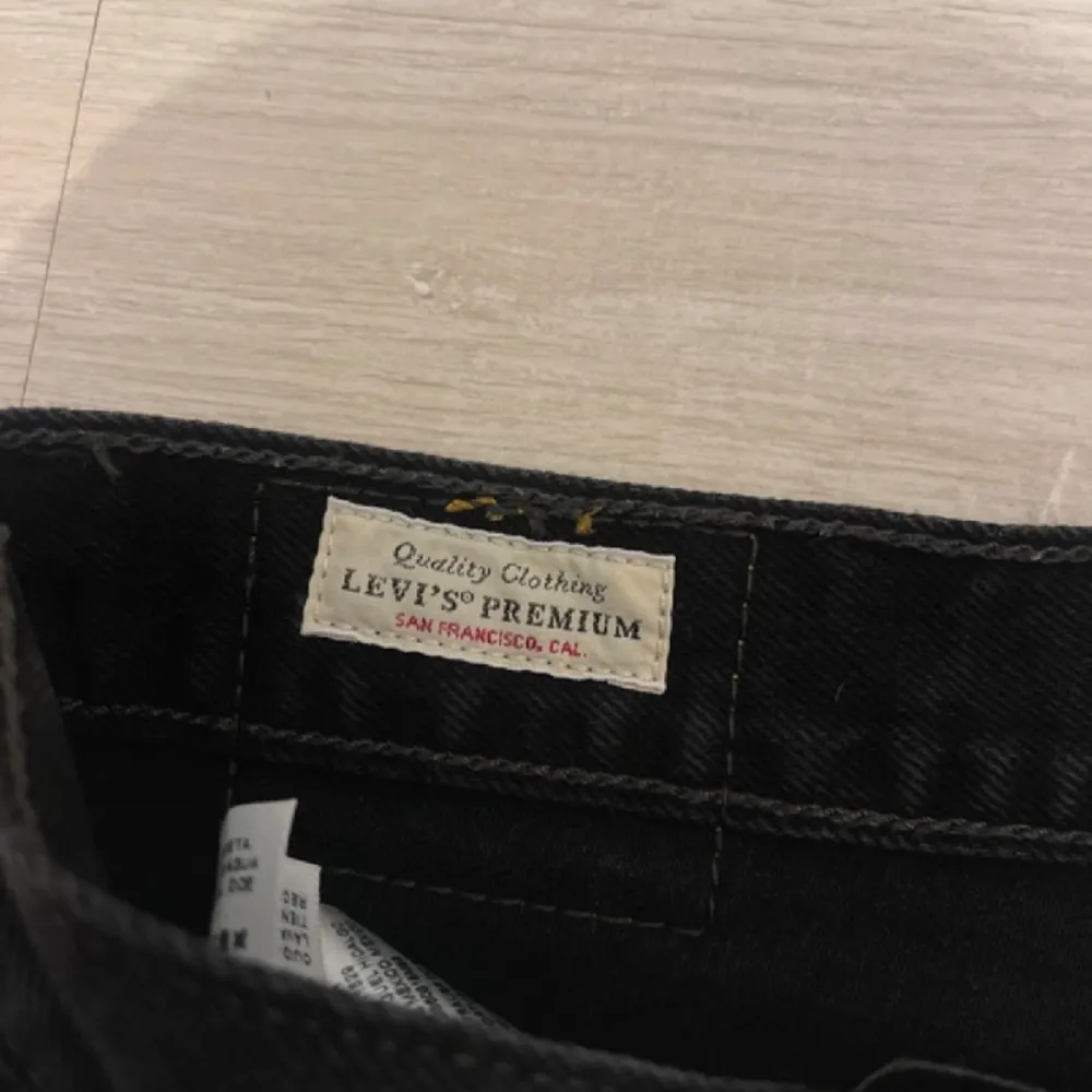 Levis jeans shorts, storlek 28 vilket motsvarar 38. Använd 1 gång så mycket bra skick. . Shorts.