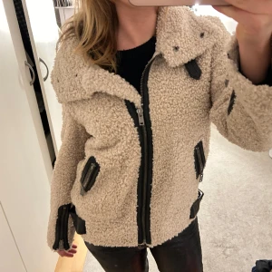 Teddyjacka med detaljer!! - Så cool teddyjacka med svarta detaljer i skinn (självklart ej äkta) 🙌🏻🙌🏻