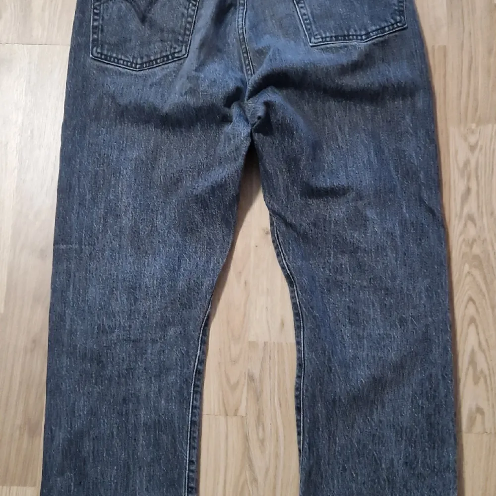 Levi jeans mörk grå.. Jeans & Byxor.