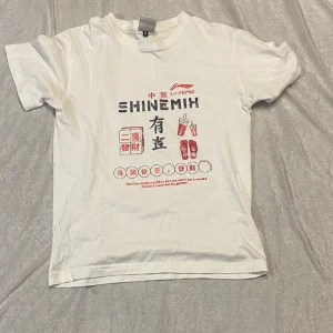 T-shirt - Märke: Shinemix Storlek:M Använd ett fåtal gånger