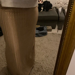 Långkjol - Glittrig långkjol från Gina tricot, knappt använd. 