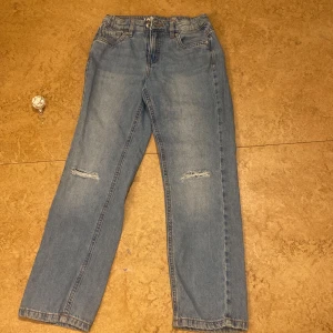  Byxor  -  Jag säljer de här byxorna för att de har blivit för tajta och för små från LAB storlek 146 ❤️❤️❤️