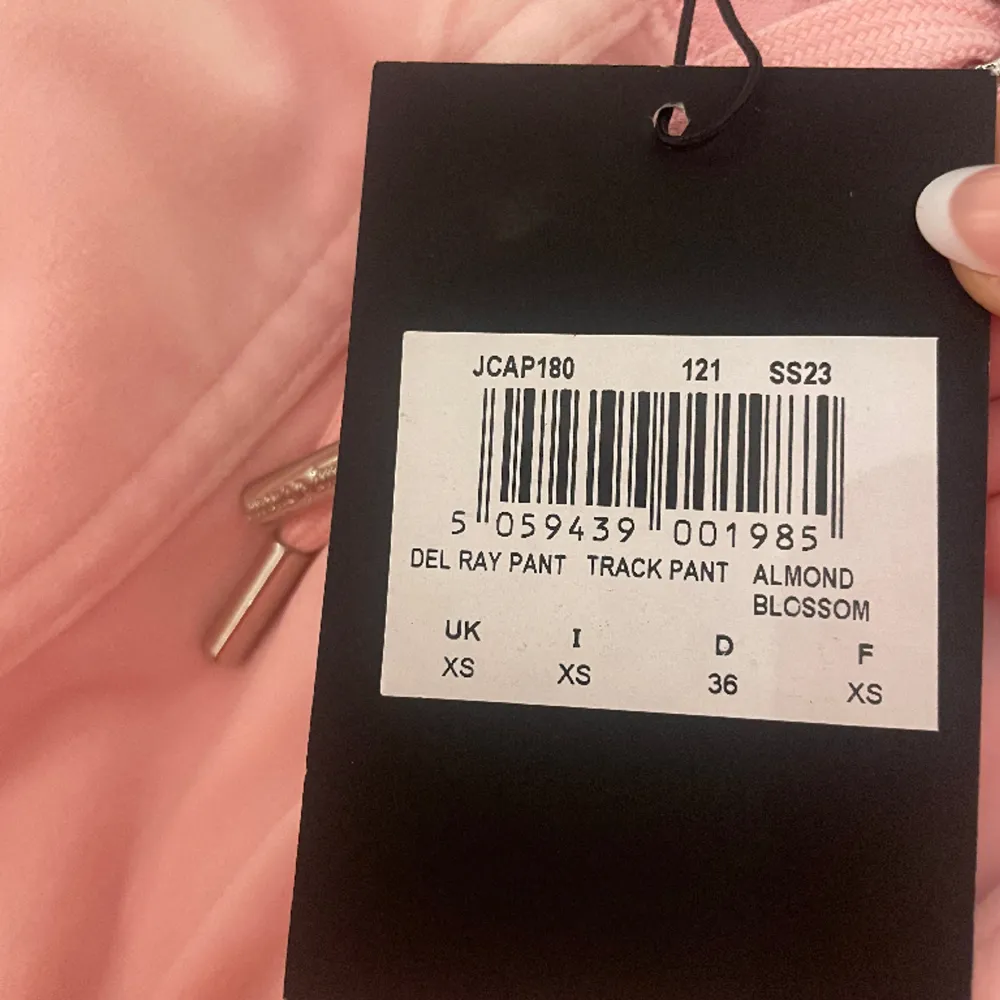 Säljer dessa helt oanvända juicy couture byxor i färgen almond blossom, Hör av dig om du har några frågor, Kan skicka egna bilder❤️❤️🫶. Jeans & Byxor.