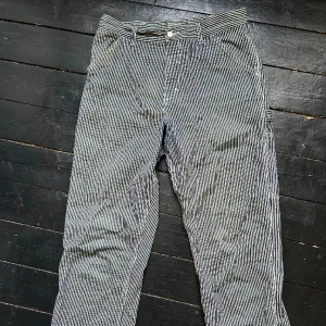 Carhartt Simple Pants - Randiga Carhartt Simple Pants Nypris 1500kr  L34/W32 Baggy i passformen. 