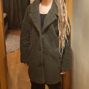 Mörkgrön teddykappa från cubus  - Kappa från cubus storlek M. 