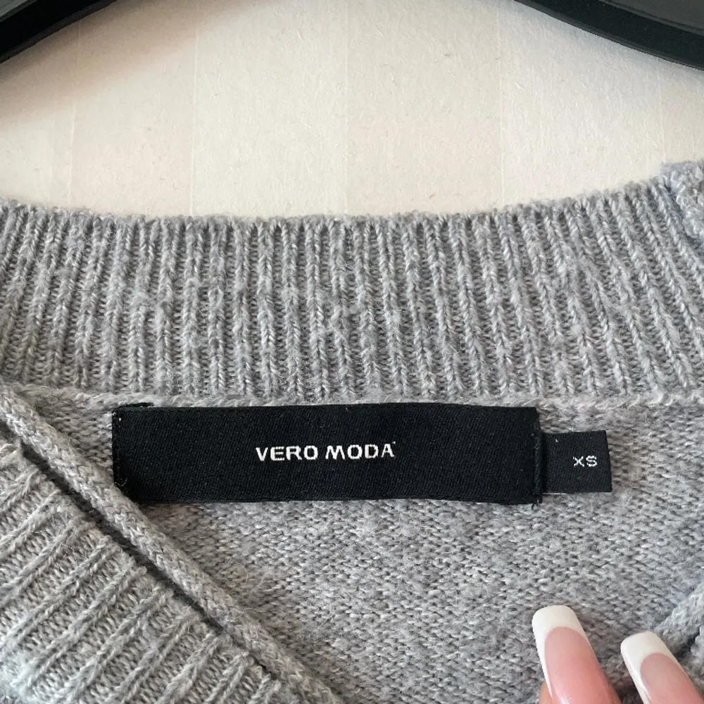 Stickad tröja ifrån Vero Moda, hoppas att någon annan får mer användning av den än vad jag har! Tröjan är i bra skick, inga hål eller fläckar! . Tröjor & Koftor.