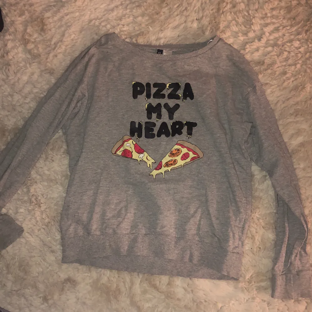 En grå tröja där de står ”pizza my heart” i svart och under det är de två pizza slajsar . Tröjor & Koftor.