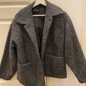 monki kappa - säljer min kappa ifrån monki använd en säsong, den är i stl: S och jätte fin på💓säljer den för 300kr💓✌🏻  (kan sälja för 200kr med)💓💓