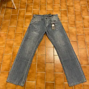 Jeans med tvätt  Straight passform ‼️skriv innan köp‼️  Storlekar  W27L30 W29L30 W30L30