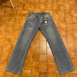 Jeans blåa med tvätt 3 storlekar  - Jeans med tvätt  Straight passform ‼️skriv innan köp‼️  Storlekar  W27L30 W29L30 W30L30