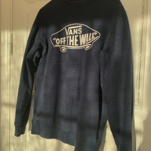 Mörkblå VANS-tröja - Mörkblå collegetröja med vitt tryck från Vans. Den är i storlek M men sitter mer som S, och har inga hål/fläckar.