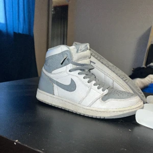 Jordan 1 high (stealth) - Säljer nu mina jordans!  Har använt dem ett par gånger men ytterst lite slitage på dem  Kvitto finns på sms från kicksnstuff  