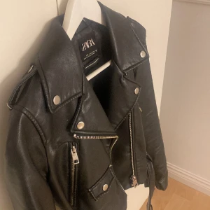 jacka - säljer nu denna fina skinjacka då den inte längre kommer till användning💞Den är perfekt nu till våren!!💙💙