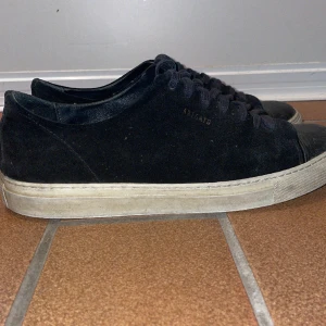 Axel Arigato skor - Ett par feta arigatos med cap toe vilket gör att dom ser ut som lanvins. Köpte dom för 1800 och dom har hållit otroligt bra skick. Vid snabb affär så kan priset gå ner. Skicka bara om ni vill ha mer bilder