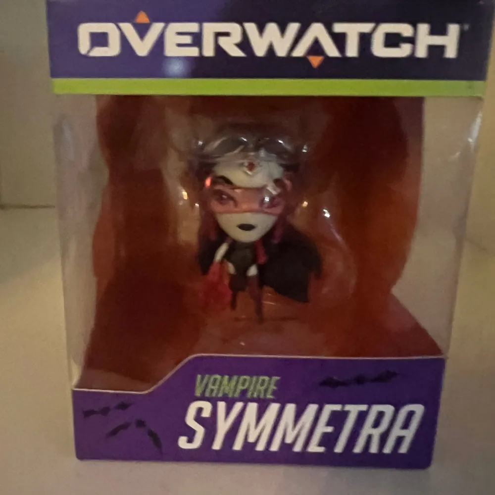 liten Overwatch Symmetra figur från GameStop . Övrigt.