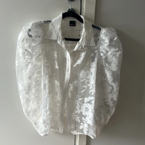Vit blus  - Vit festlig blus i strl 36