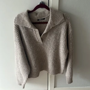 Stickad tröja - Stickad brun tröja i strl M. Sitter snyggt oversized på mig som har strl S