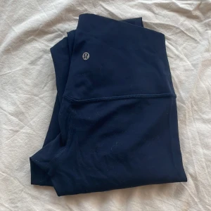 Lululemon tränings tights - Säljer dessa skitsnygga tränings tights från lululemon i storlek 4! Använts ca 4 gånger så i bra skick👍🏻❤️