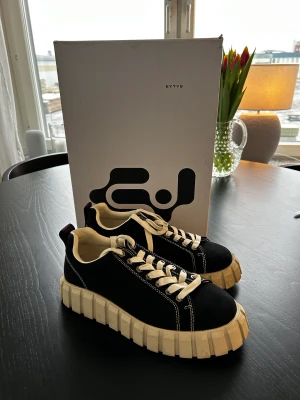 Eytys Odessa sneakers - Säljer mina i princip oanvända eytys sneakers. Nypris 1900 kr, mitt pris 850 kr. Upplever att de är små i storleken. Svarta skosnören finns med + dust bag