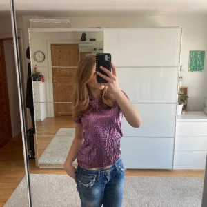 T-shirt  - Jätte snygg t-shirt till fest eller bara så. Knappt använd så i super bra skick. 