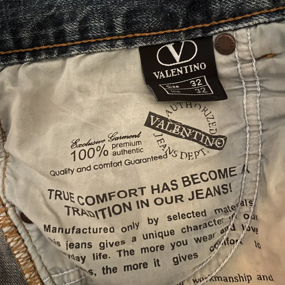 Jeans i bra skick från Valentino, storlek W32 / L32. Skriv gärna vid eventuell frågor :). Jeans & Byxor.