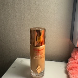 Charlotte tillbury flawless filter - Säljer den pga jag fick den i julklapp och den var för mörk såg jag direkt i förpackningen. Den är inte använd bara öppnad. Den är i färgen 4,5