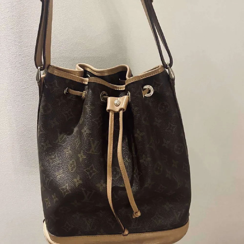 En super snygg louis vuitton väska, Vintage så har inget bevis på att den är riktigt eftersom jag ärvde den från min mamma.  Går inte att köpa längere, visa av knapparna är lite lösa med det är inget som inte går att fixa!🤎. Väskor.