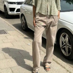 Djerf Avenue byxor  - Helt oanvända gargobyxor/jeans från Djerf Avenue med lapparna kvar. Det är den långa modellen men uppsydda pga alldeles för långa på mig som är 176cm!Storlek XS men passar mer en S🎀