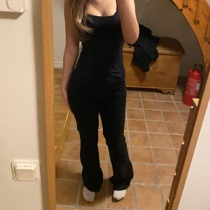 Bikbok Flare Jeans  - Svarta jeans från Bik Bok, endast använd 1 gång så är i nyskick💓💓 går ner i pris vid snabb affär