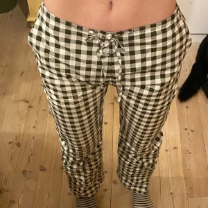 Lågmidjade rutiga byxor - Säljer dessa ascoola lågmidjade raka byxorna. Rutiga i vitt och mörkgrön. Går även att ha högmidjade då det är ett knyte i midjan. Inga defekter, knappt använda. 
