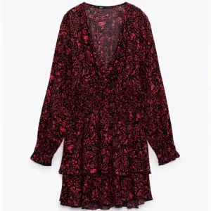 Säljer nu denna fina klänningen från zara använd 3 gånger, väldigt bra sick. Skriv om du är intresserad eller undrar över något 💕