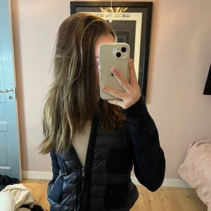 Moncler cardigan - Söker nån som vill byta sin beiga cardigan mot min mörkblåa?❤️klicka ej på köp nu!