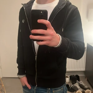 Fred & Perry  - Säljer nu denna sjukt snygga fred & Perry tröjan då den inte kommer till användning! Tröjan är i mycket bra skick. Köpt för 1600