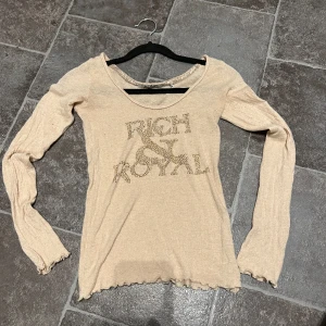 Topp - Har köpt denna sjukt snygga topp från Sellpy och använt ca 2 gånger bara. Den är supersnygg men kommer inte till någon användning längre🧡 Den har små små hål men inget som syns när man har den på sig.