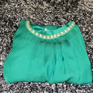 Grön klänning  - Andvänd 1 gång på ett bröllop  Köptes för ett år sedan Som ny Köptes för 899kr